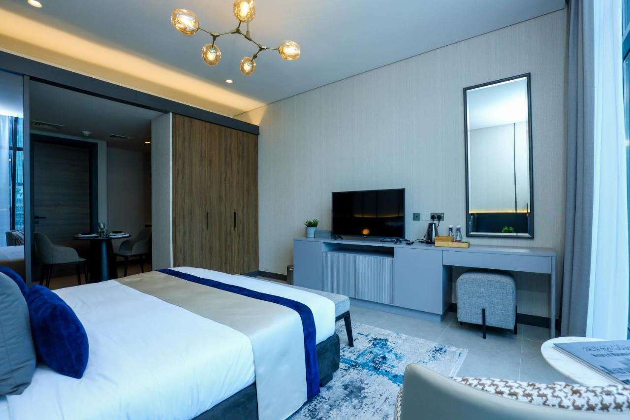 Charthouse Bahrain Hotel Al-Manamah Bagian luar foto A bedroom at the hotel