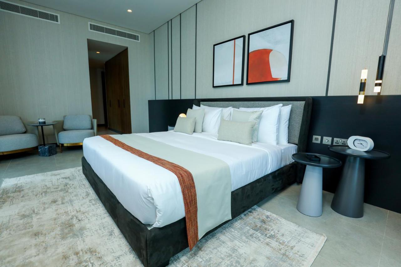 Charthouse Bahrain Hotel Al-Manamah Bagian luar foto A bedroom at the hotel