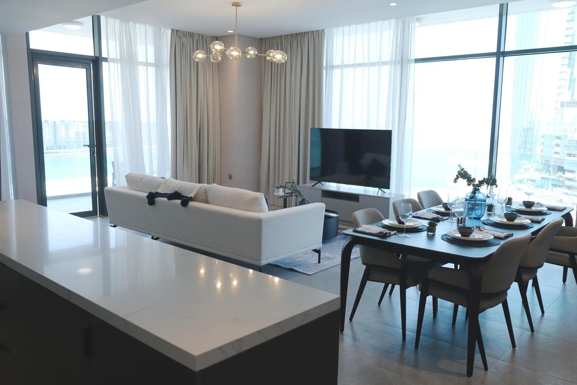 Charthouse Bahrain Hotel Al-Manamah Bagian luar foto A living room in a 3-bedroom apartment