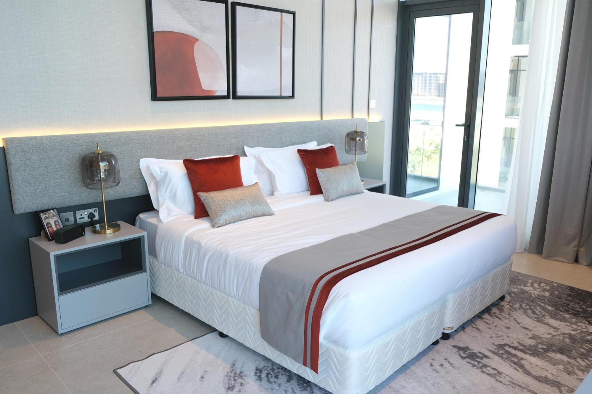 Charthouse Bahrain Hotel Al-Manamah Bagian luar foto A bedroom at the hotel