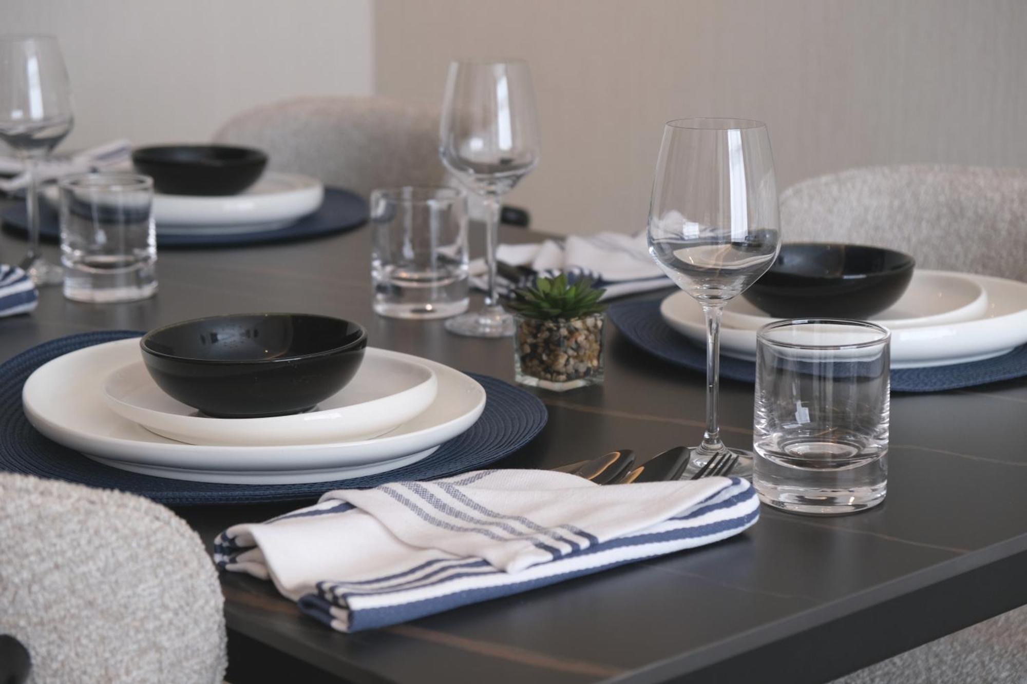 Charthouse Bahrain Hotel Al-Manamah Bagian luar foto Dinnerware
