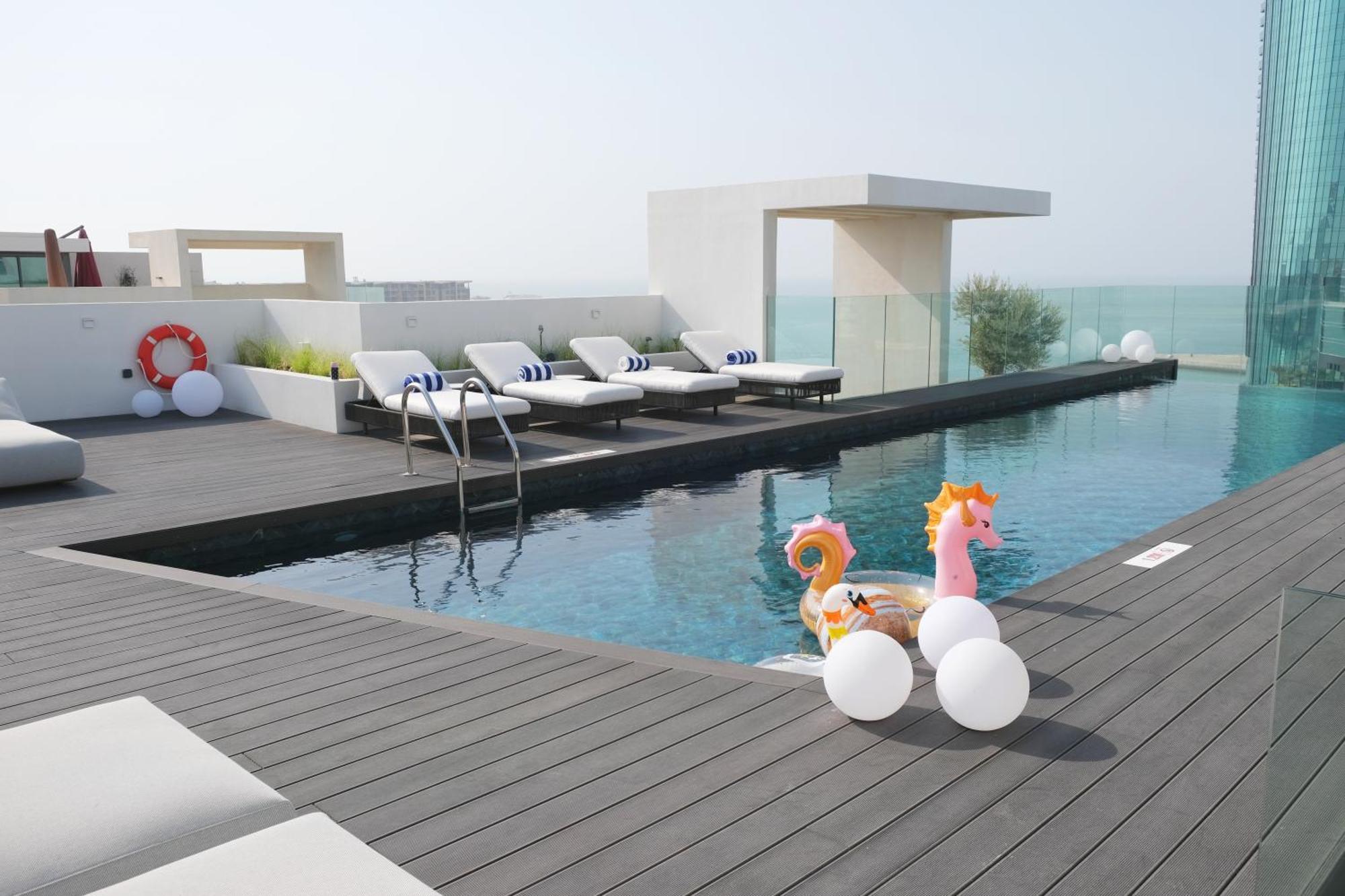 Charthouse Bahrain Hotel Al-Manamah Bagian luar foto The pool at the top of the hotel